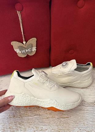 Кожаные фирменные кроссовки ecco waterproof 40р.