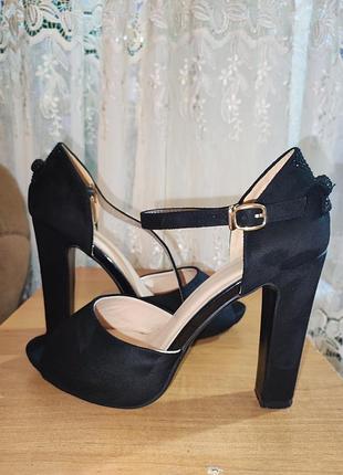 Продам туфлі karolina, 38 розміру, чорного кольору, на вузьку ніжку, одягались 2 рази.