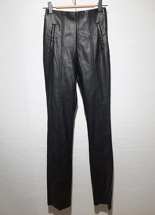 Черные брюки из эластичной экокожи stradivarius 34 размер 2/s