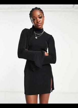 Чорна міні сукня bershka з довгим рукавом і розрізом