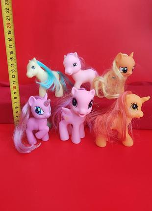Цветные пони из мультфильма my little pony.