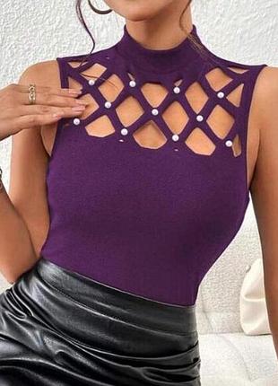 Shein. из англии. в наличии. блуза с вырезами и жемчугом в зоне декольте.