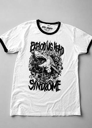 Біла футболка з принтом акули exploding head syndrome