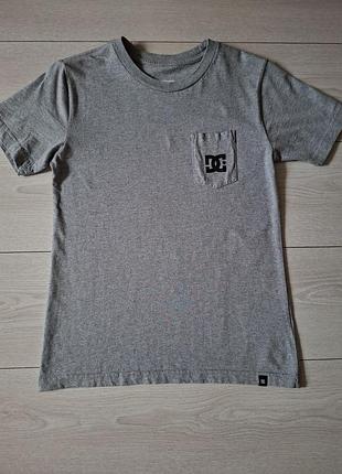 Серая футболка dc shoes с карманом размер m / на 12 лет