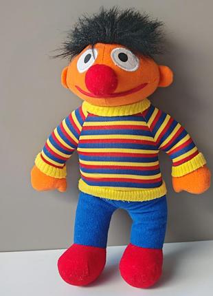 Винтажная мягкая игрушка персонажа эрни (ernie) из популярного детского телешоу «улица сезам».