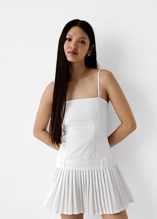 Біла коротка сукня на бретельках bershka, m