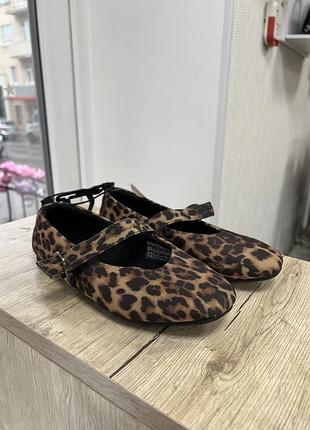 Жіночі балетки «мері джейн» з леопардовим принтом від бренду h&m