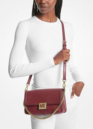 Кожаная сумка кроссбоди michael kors с логотипом
