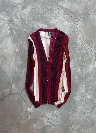 Total gaufre: pleated v-neck blouse, mango