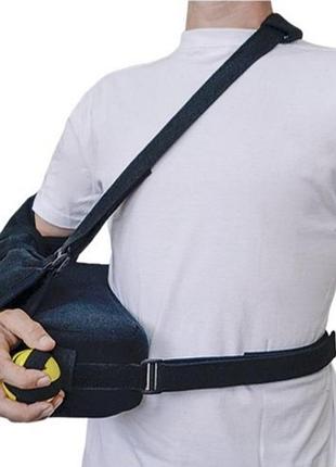Плечевой бандаж (опорa для руки) с отводной подушкой (shoulder abduction sling / immobilizer), i системы ремней для фиксации руки и туловища.