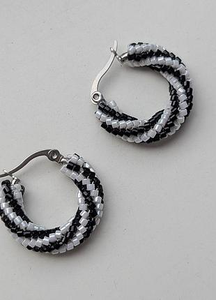 Черно-белые серьги кольца из японского бисера