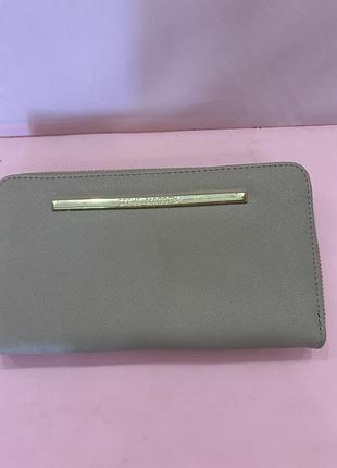 Жіночий гаманець steve madden bzippy з екошкіри з фірмовою фактурою saffiano