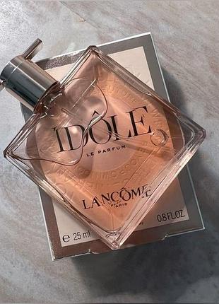 Idôle від lancôme - це парфум для жінок, належить до групи ароматів шипрові квіткові. idôle був випущений в 2019. (25 ml)