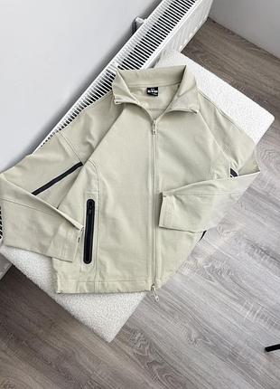 Жіноча вітровка under armour