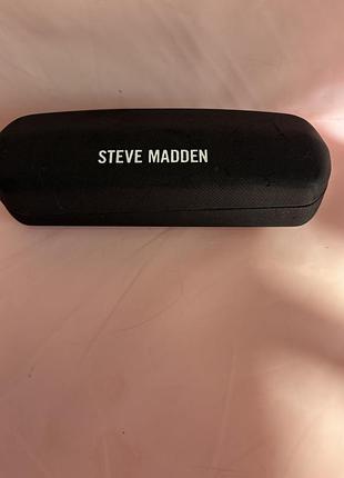 Матовий чорний жорсткий футляр для окулярів steve madden matte black hard eyeglasses case разом із фірмовою серветкою з мікрофібри.