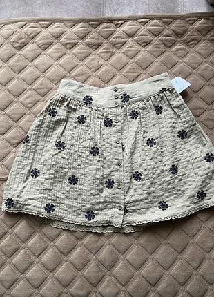 Продам нову дитячу бежеву спідницю zara з вишивкою та декоративними ґудзиками. ця модель виготовлена з легкої жатої бавовняної тканини