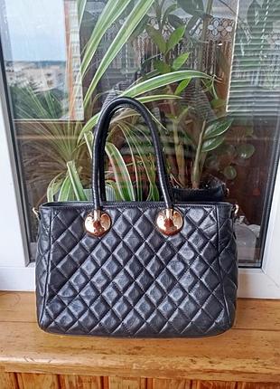 Кожаная стеганая черная сумка в стиле chanel.