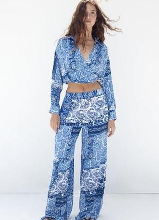 Жіночий костюм zara брюки та рубашка с блакитний з принтом