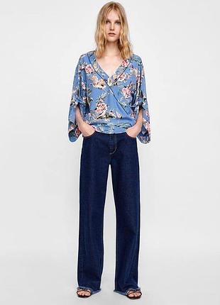Голубая блузка кимоно zara basic в цветочный принт с журавлями. размер xs-s.