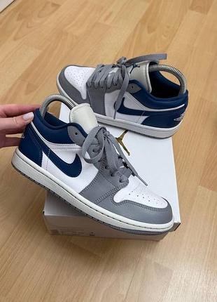 Жіночі кросівки nike air jordan 1 low «stealth / french blue» (оригінал, сіро-біло-сині)