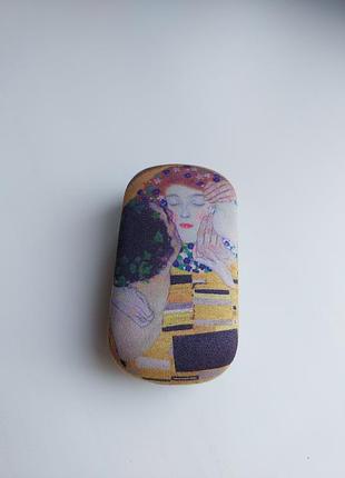Футляр для помади