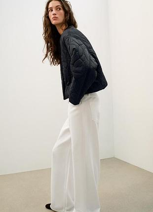 Легкая стеганая куртка zara черного цвета.