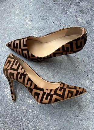 Жіночі туфлі на підборах guess