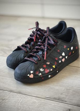 Кеды кроссовки черные с сердечками adidas superstar