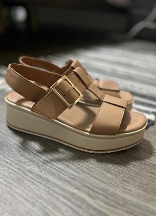 Босоніжки на танкетці lasocki