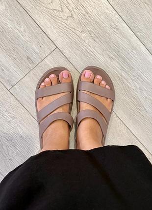 Босоніжки crocs us w9 оригінал, розмір 39 (25 см), світло-коричневі