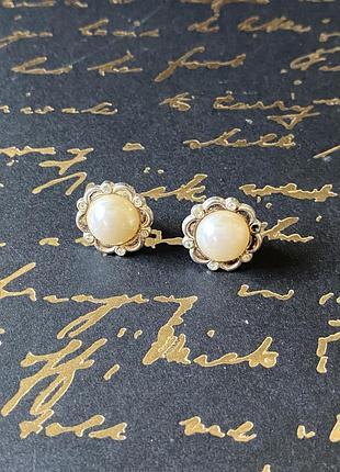 Вінтажні сережки. floral rosette / classic pearl studs, 1960–1980-х