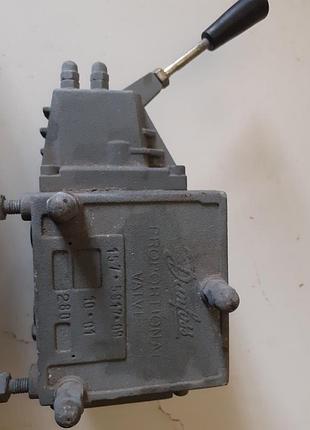 Гідравлічний пропорційний розподільник danfoss pvg 32 з ручним керуванням.