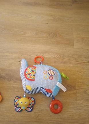 Оригинальная развивающая игрушка fisher-price activity elephant.

есть зеркальце (не стекло), погремушка с шариками, различные фактуры, подвижные элементы