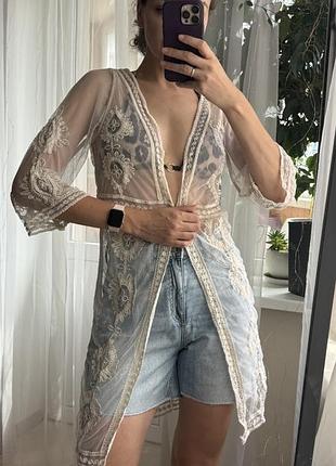 Пляжна накидка молочно-бедевого кольору з вишивкою від new look