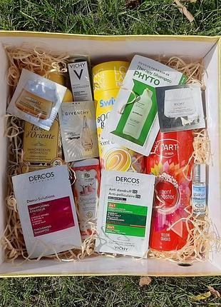 Набір у подарунок типу "mystery box": доглядова косметика з брендовою косметичкою, засоби для прання, можливий торг