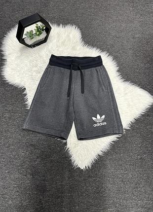 Темно-сірі трикотажні шорти adidas originals з класичним білим логотипом-трилисником (trefoil) на штанині та чорним еластичним поясом на шнурівці.