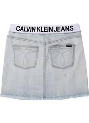 Светло-голубая джинсовая мини-юбка от calvin klein jeans отличается узнаваемым белым эластичным поясом с логотипом и эффектным рваным низом.