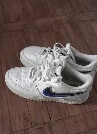 Білі кросівки nike