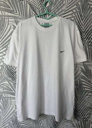 Вінтажна оригінальна футболка nike у білому кольорі