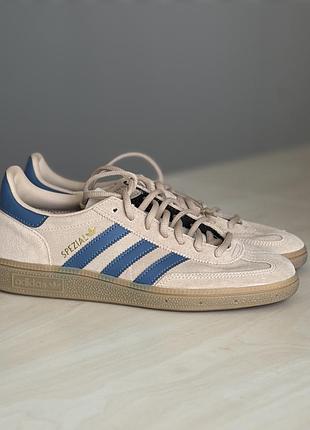 Бежеві кросівки adidas spezial для чоловіків та жінок.