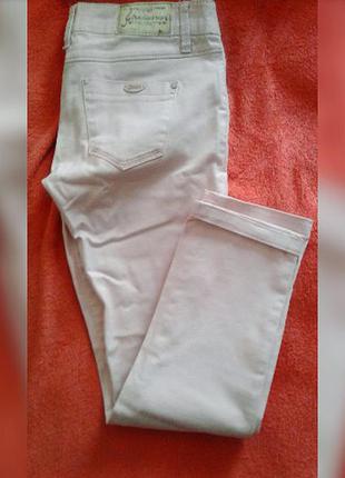 Нежно - розовые зауженые джинсы в идеальном состоянии