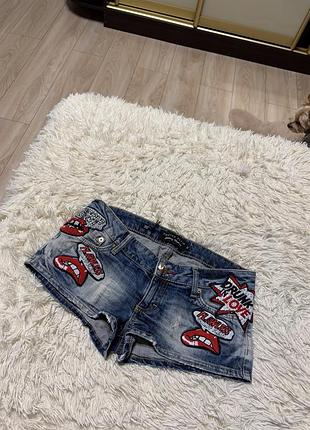 Голубые джинсовые шорты от philipp plein с яркими патчами в виде губ и надписи «love» на задних карманах.