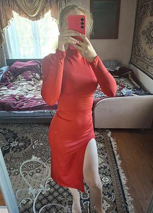 Сукня червона атласна