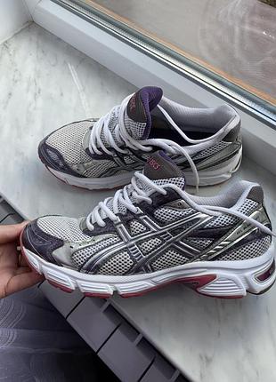 Жіночі кросівки asics gel-blackhawk 5 у сріблясто-білому кольорі з фіолетовими та рожевими деталями 39 (24,5см)