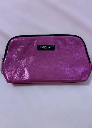 Косметичка бренду lancôme у яскраво-розовому кольорі (фуксія) з металевим ефектом.