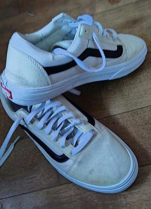 Кеды vans стелька 26,5 см носок, полоска у шнуровки и пятка выполнены из натурального замша. молочного цвета