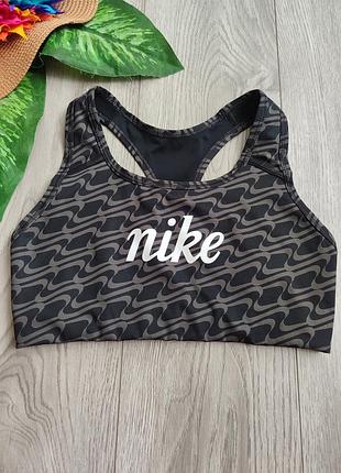 Женский спортивный топ-бра nike dri-fit swoosh icon clash волнистым принтом из логотипов swoosh и белой надписью nike спереди размер s