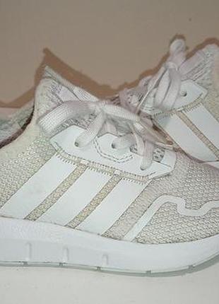 Брендові супер легкі кросівки adidas.
