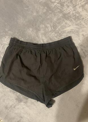 Жіночі спортивні шорти бренду nike чорного кольору.