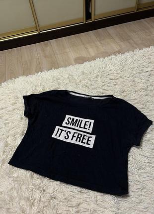 Черный укороченный топ от terranova с контрастным белым принтом «smile! it's free» на груди.